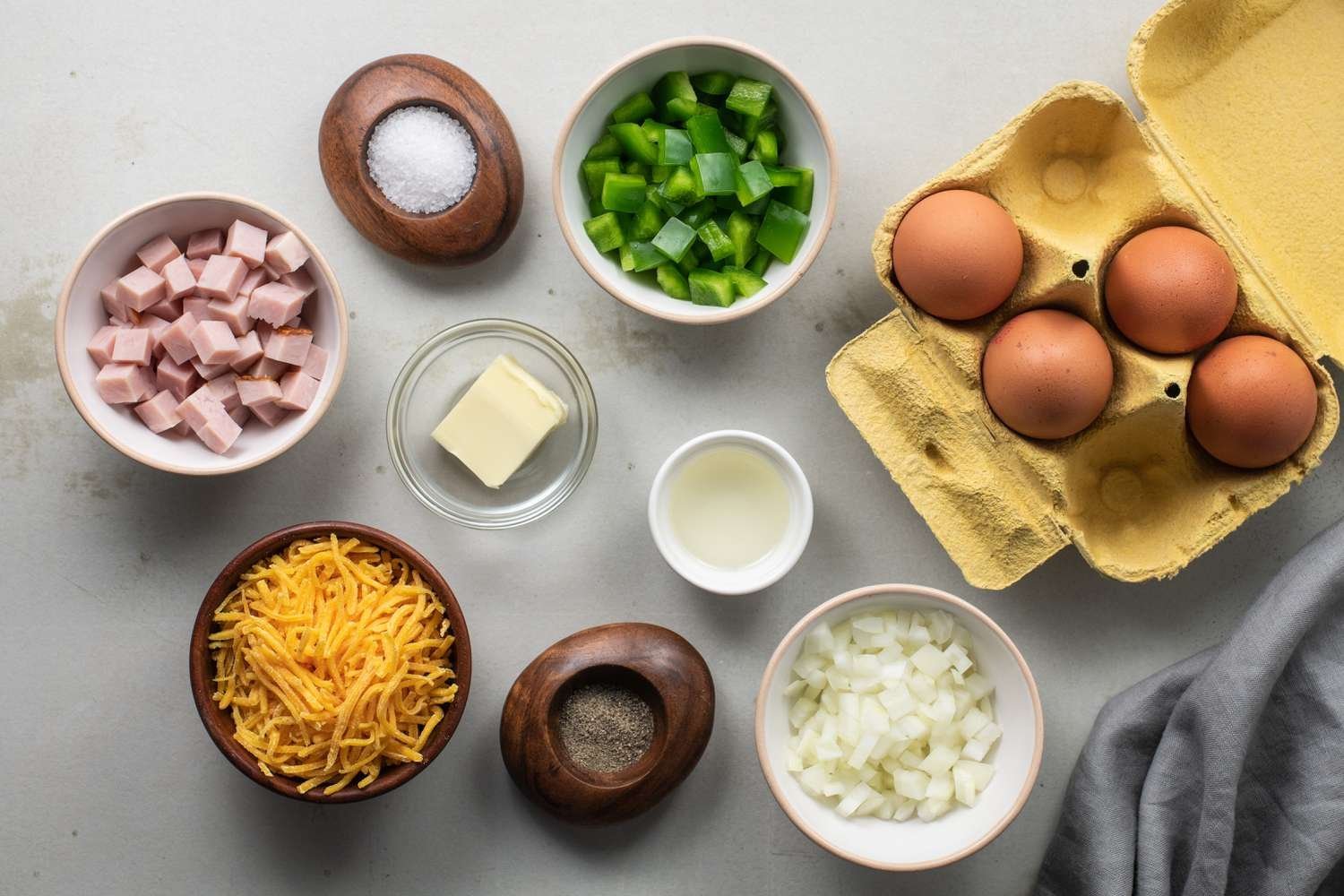 Ingredientes para la receta de omelette de Denver reunidos