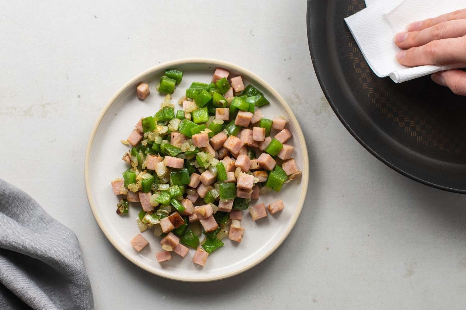 Verduras y jamón cocidos en un plato