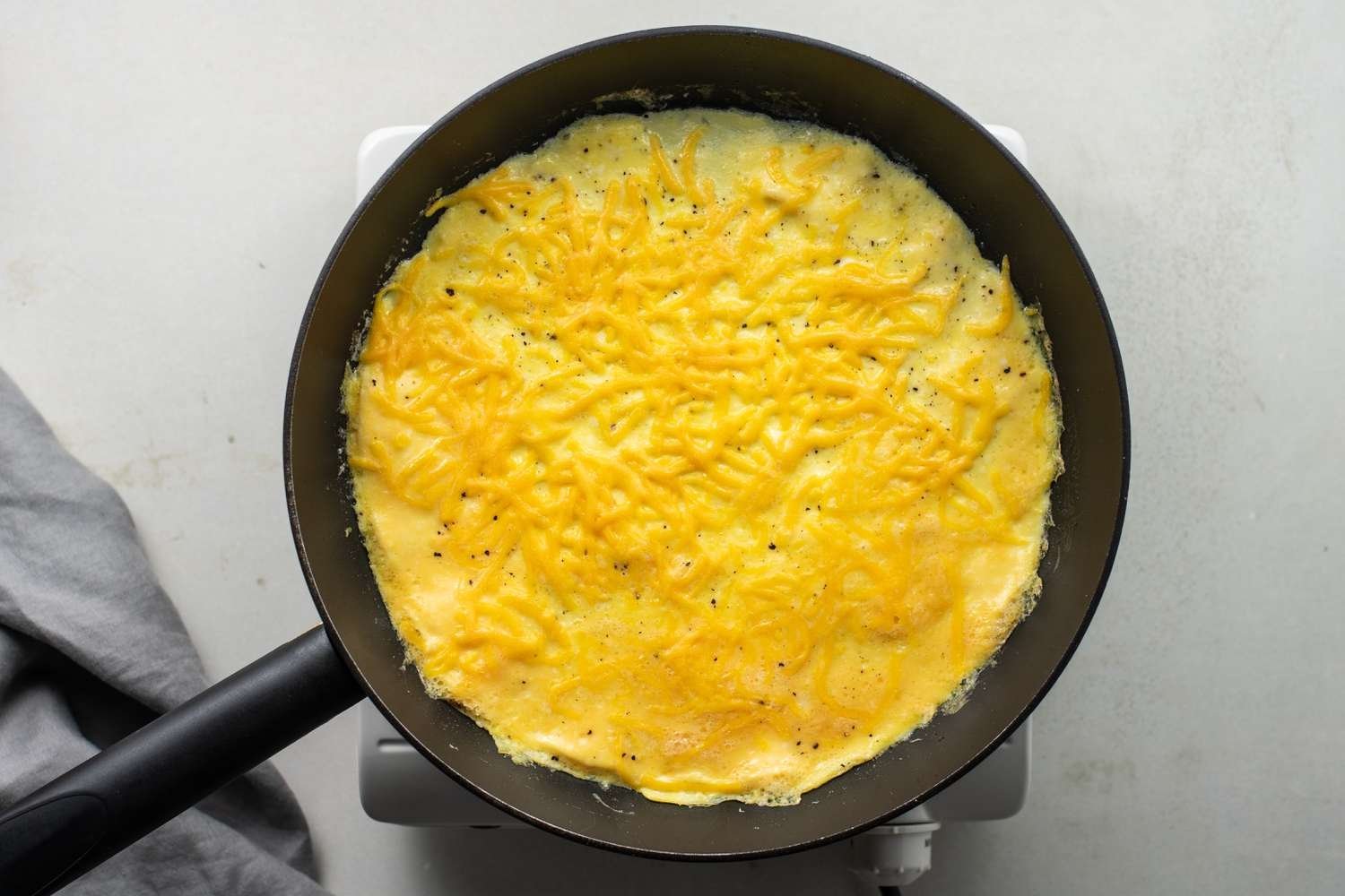 Huevos ligeramente dorados en la sartén