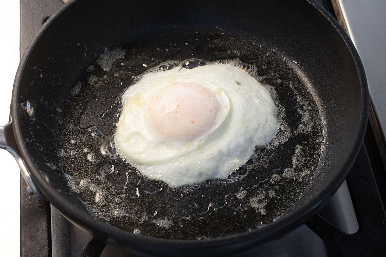 Huevo cocido de manera fácil en la sartén