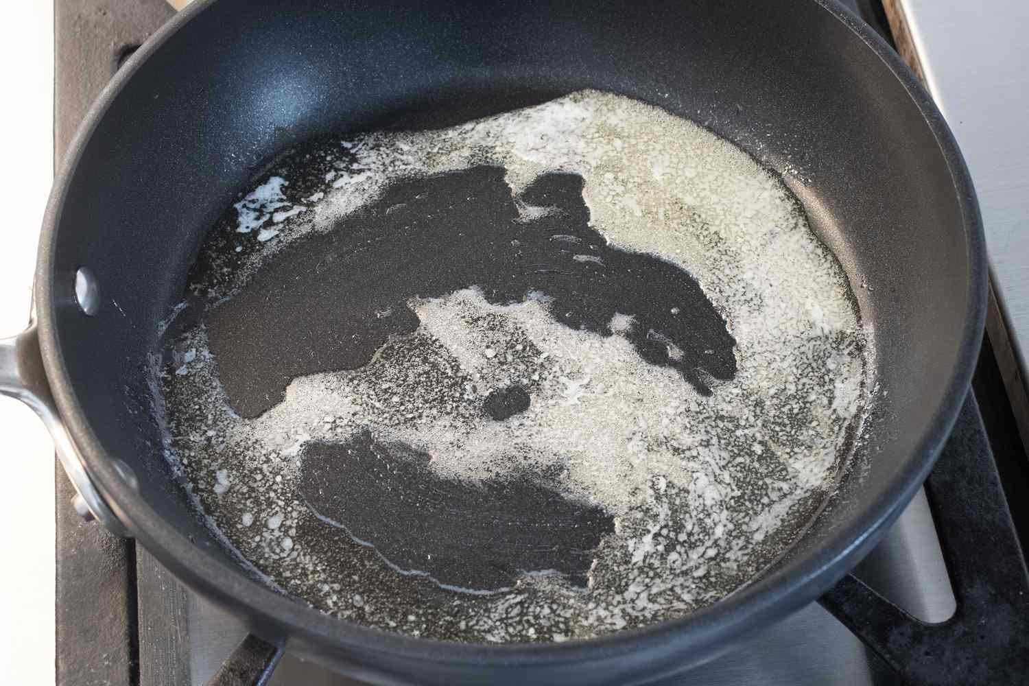 Mantequilla derritiéndose en una sartén antiadherente