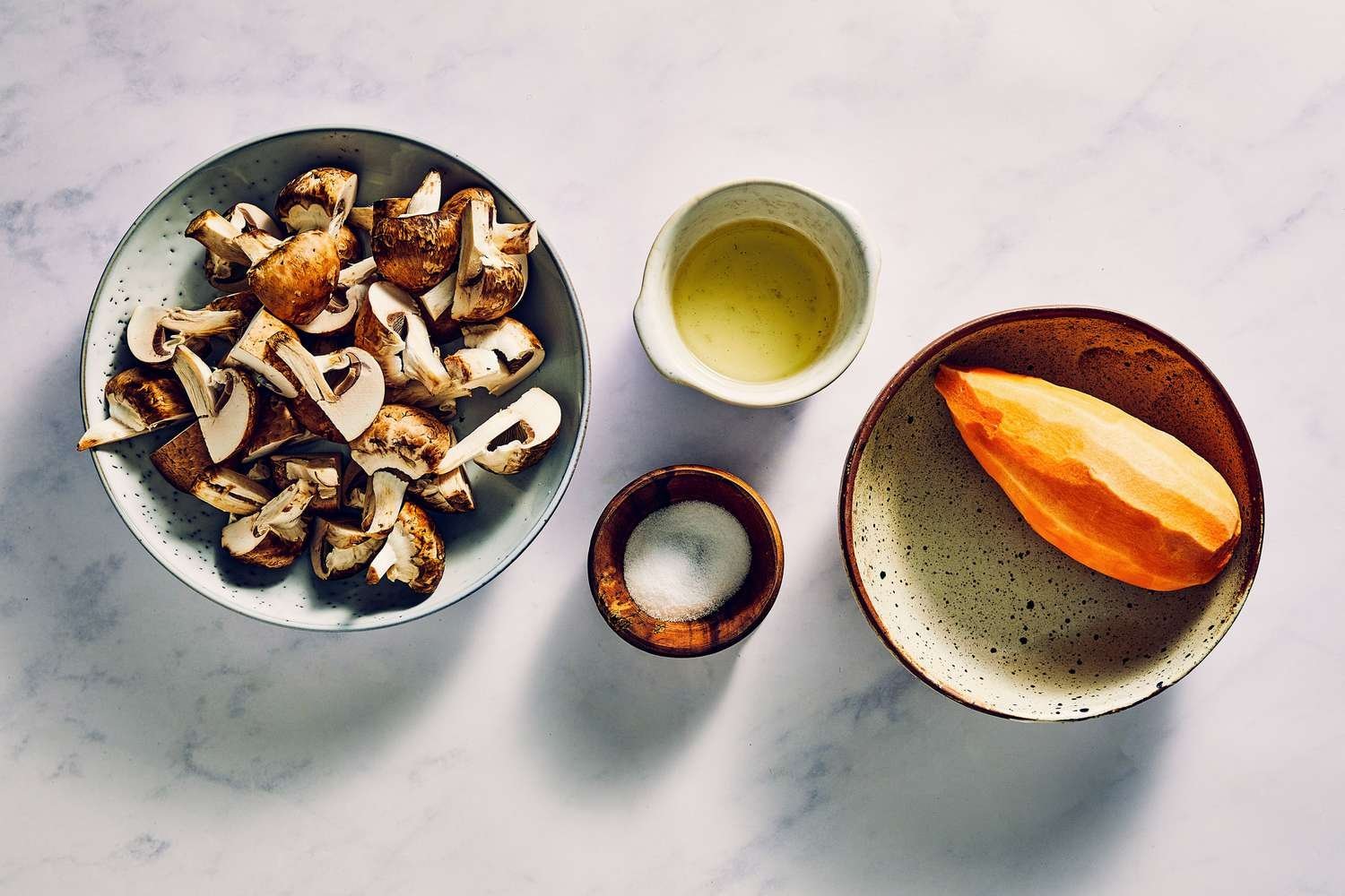 Ingredientes para hacer champiñones asados y batatas asadas