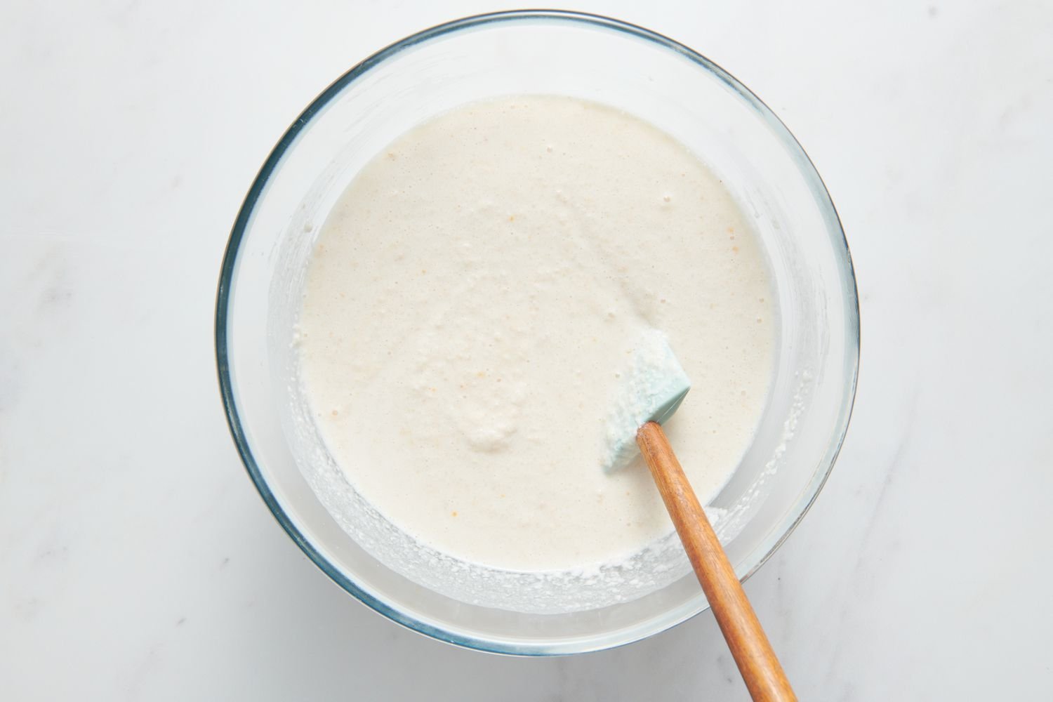 Un gran tazón de masa Sona Masuri mezclada con urad dal-fenogreco