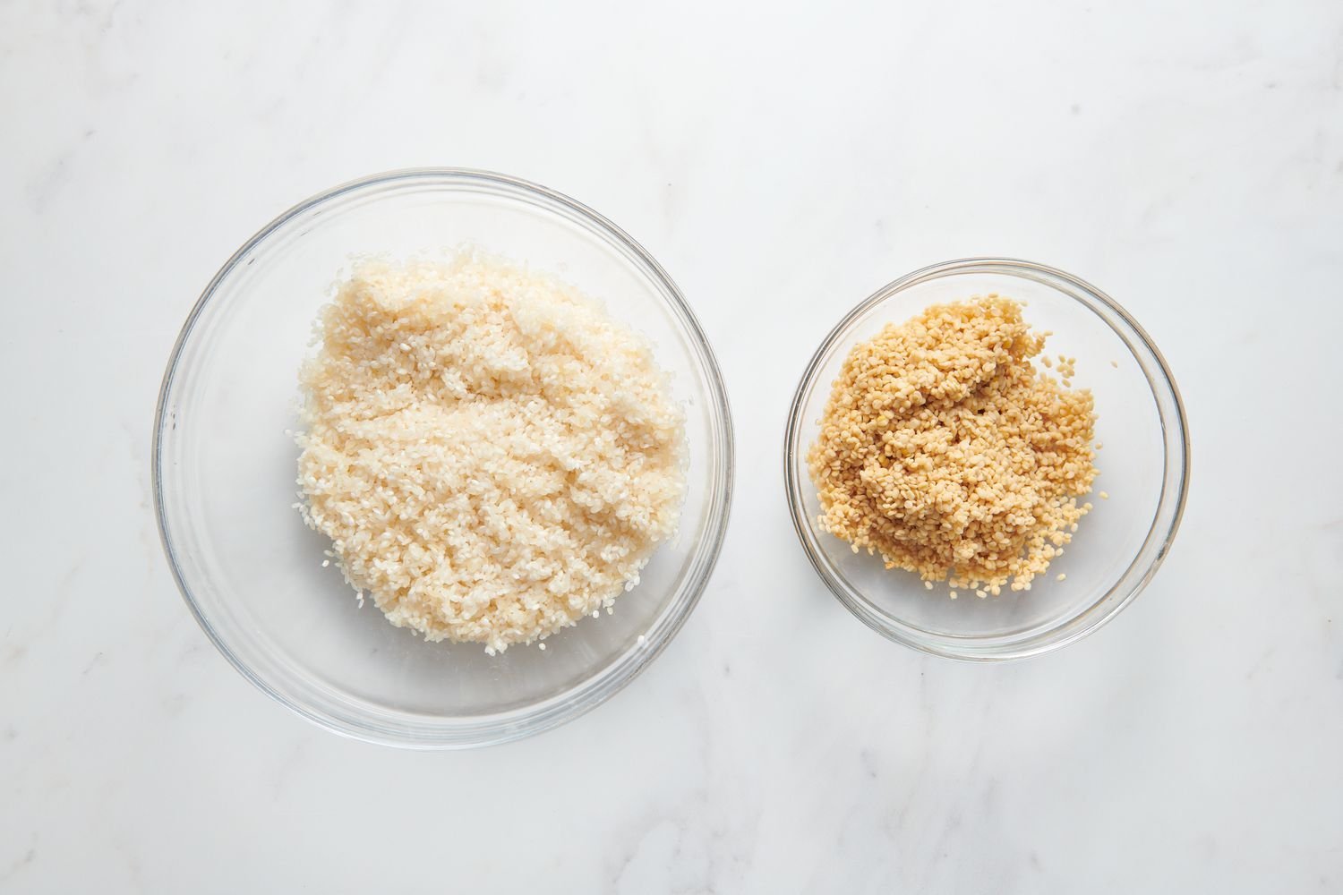 Un tazón de vidrio con Sona Masuri y Urad Dal enjuagado