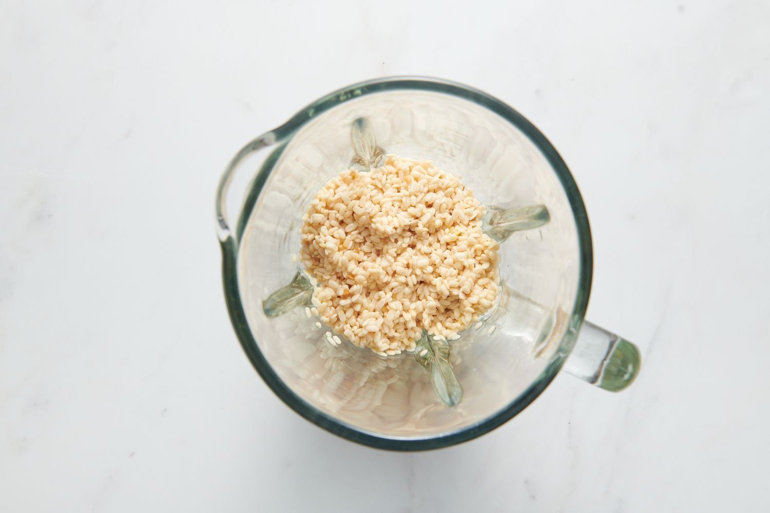 Un vaso de licuadora con urad dal y semillas de fenogreco remojadas