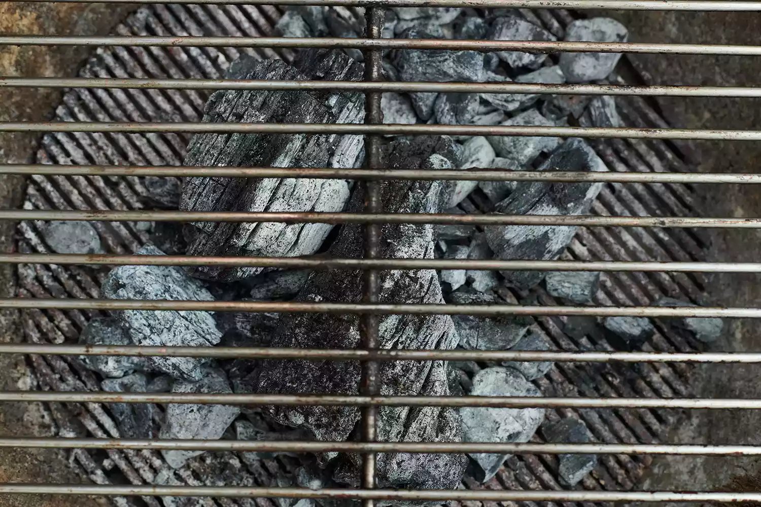 Carvões quentes em uma churrasqueira.