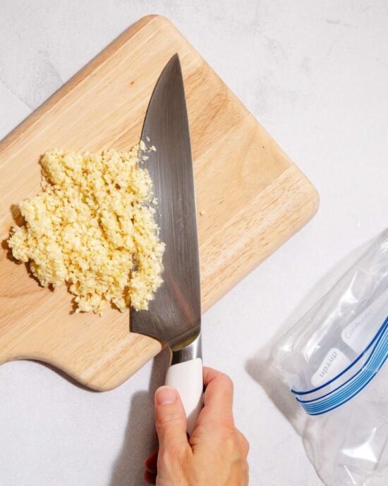 Este truco simple te hará ahorrar mucho tiempo al picar ajo.