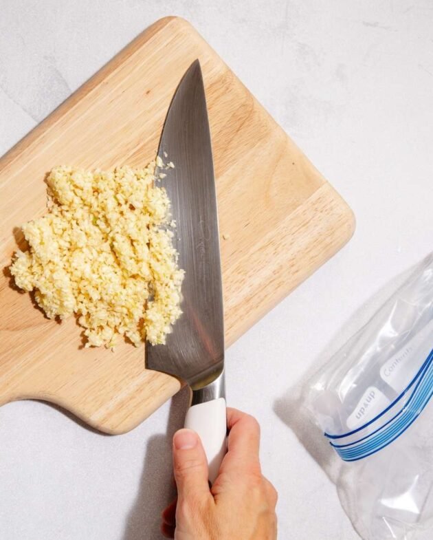 Este truco simple te hará ahorrar mucho tiempo al picar ajo.