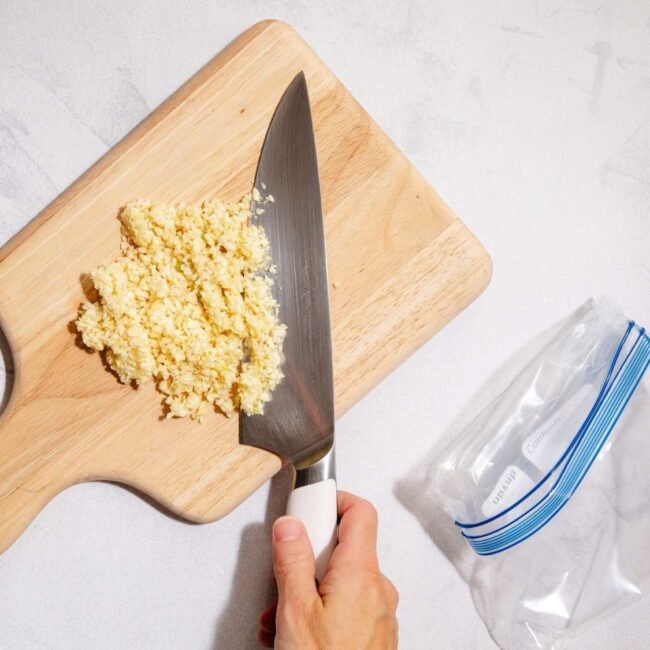 Este truco simple te hará ahorrar mucho tiempo al picar ajo.