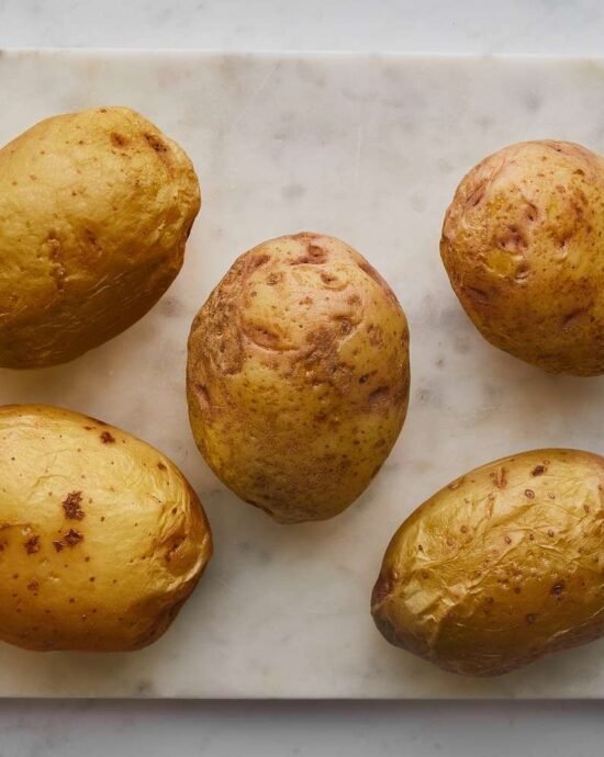 Un truco sencillo para pelar una papa, sin necesidad de pelador.