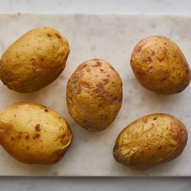 Un truco sencillo para pelar una papa, sin necesidad de pelador.