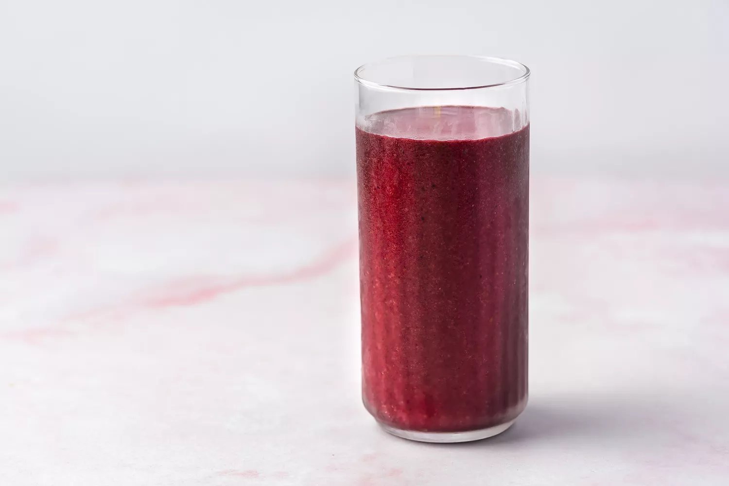 Smoothie de açaí e frutas vermelhas em um copo