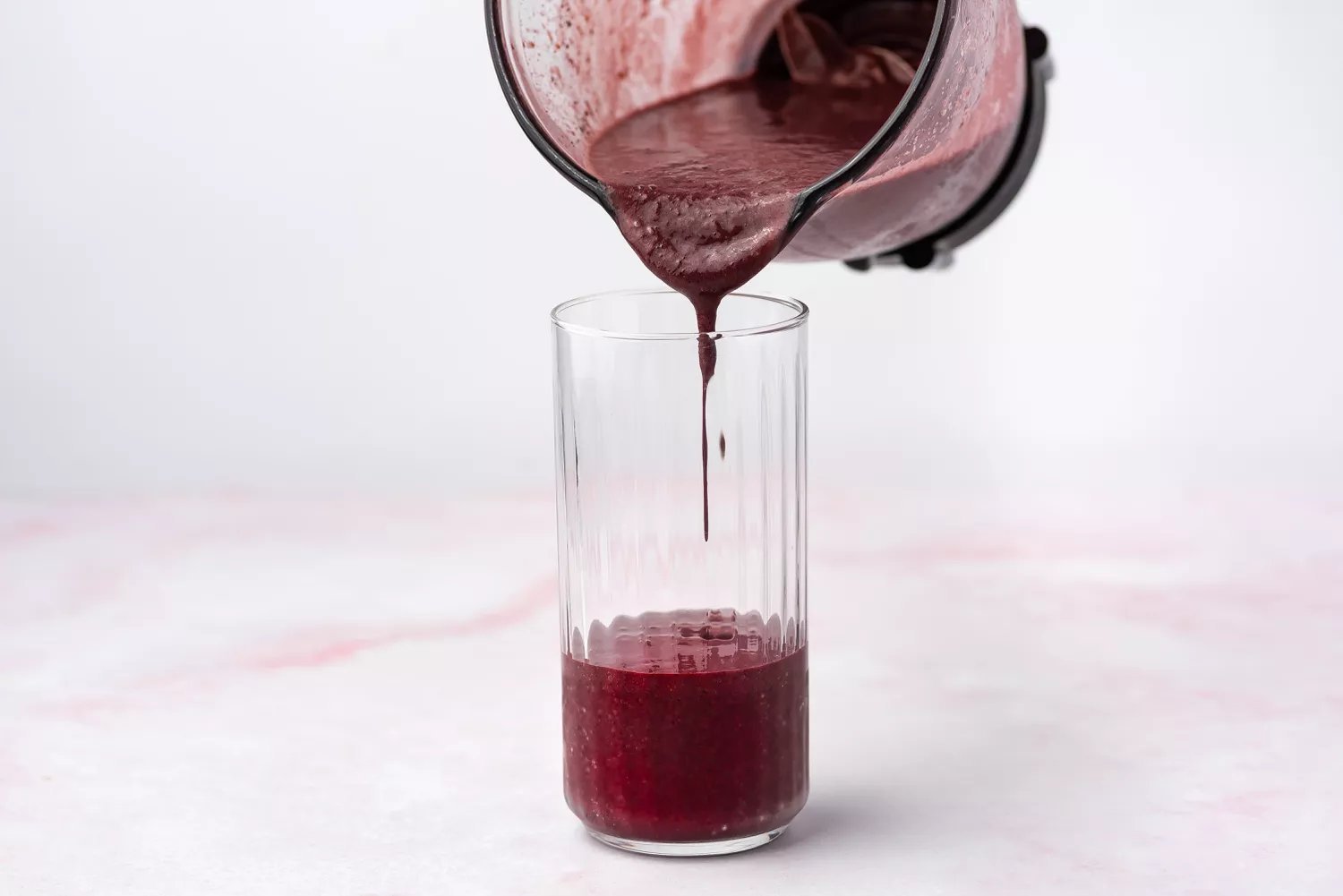 Smoothie de açaí e frutas vermelhas servido em um copo