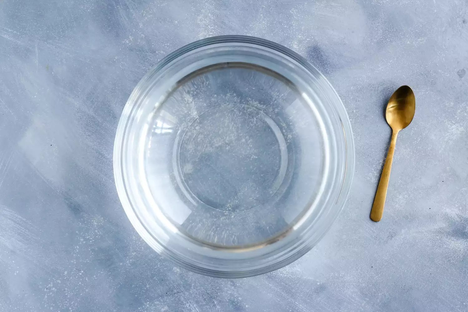Tigela de vidro com água e sal