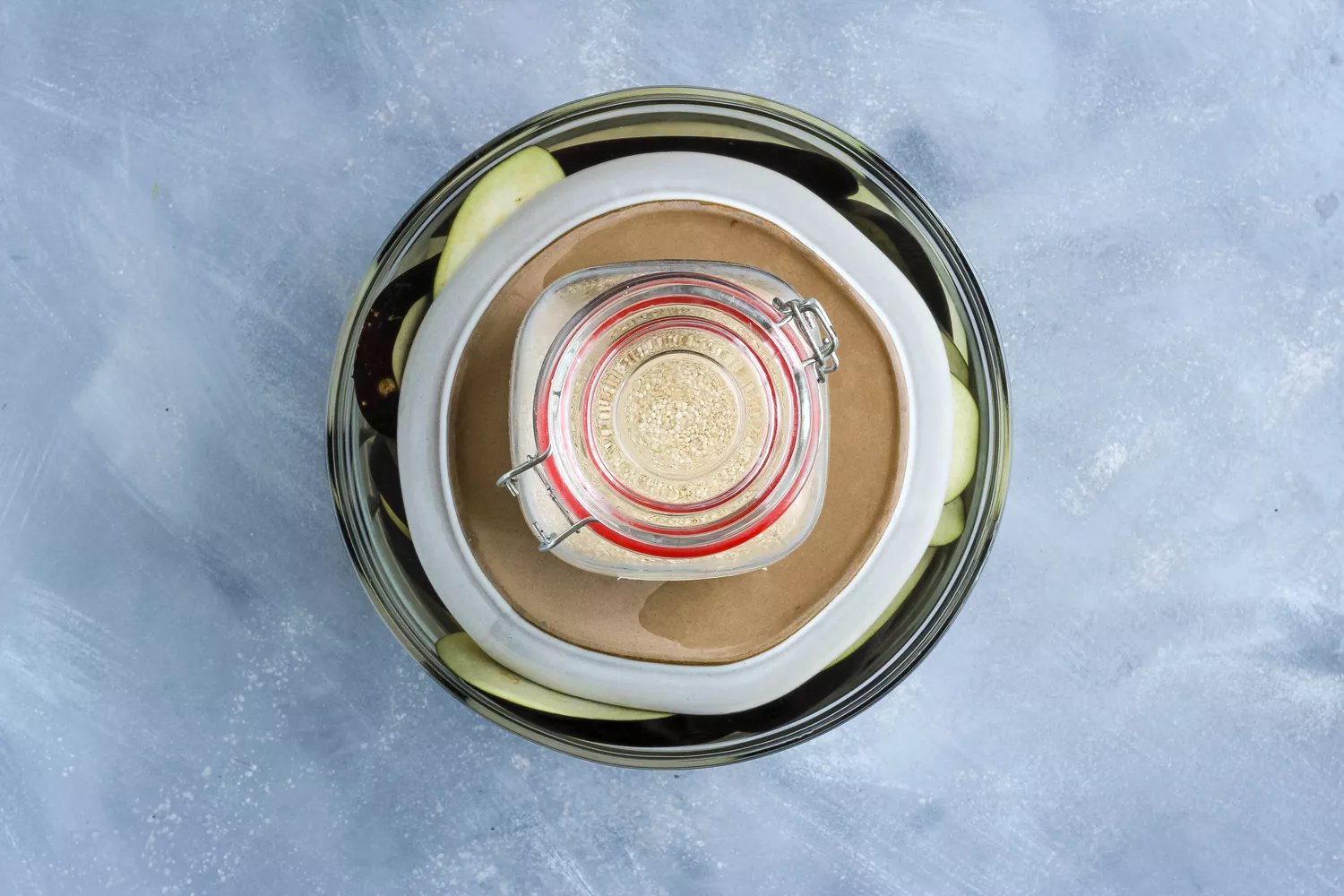 Berinjela pesando com um prato