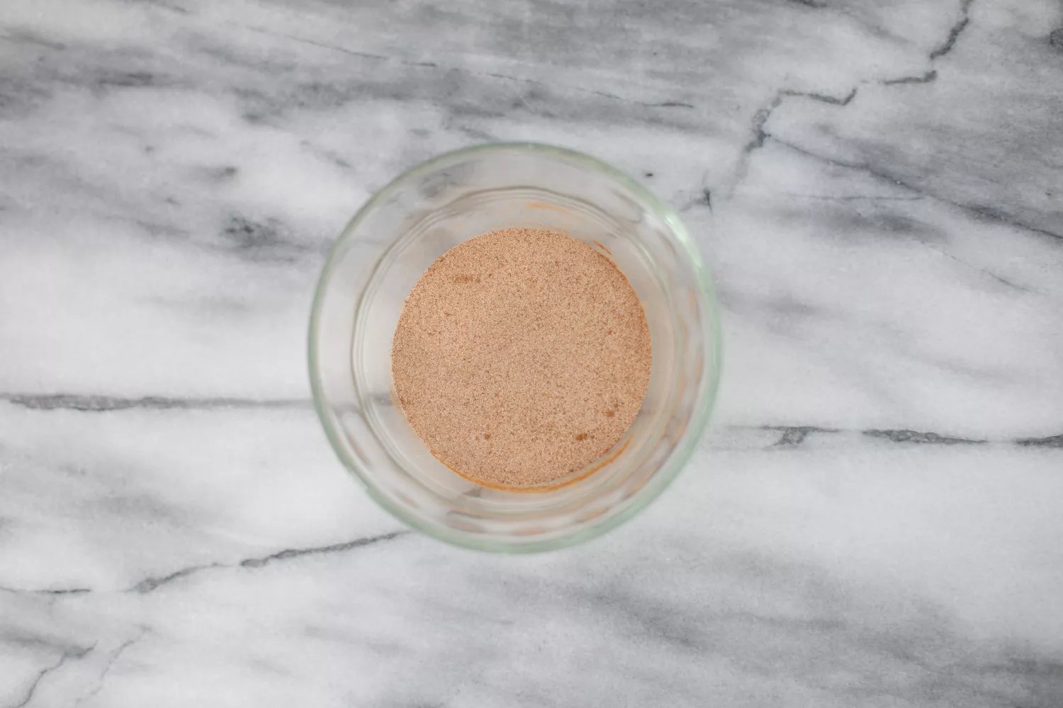 tigela pequena com açúcar e canela