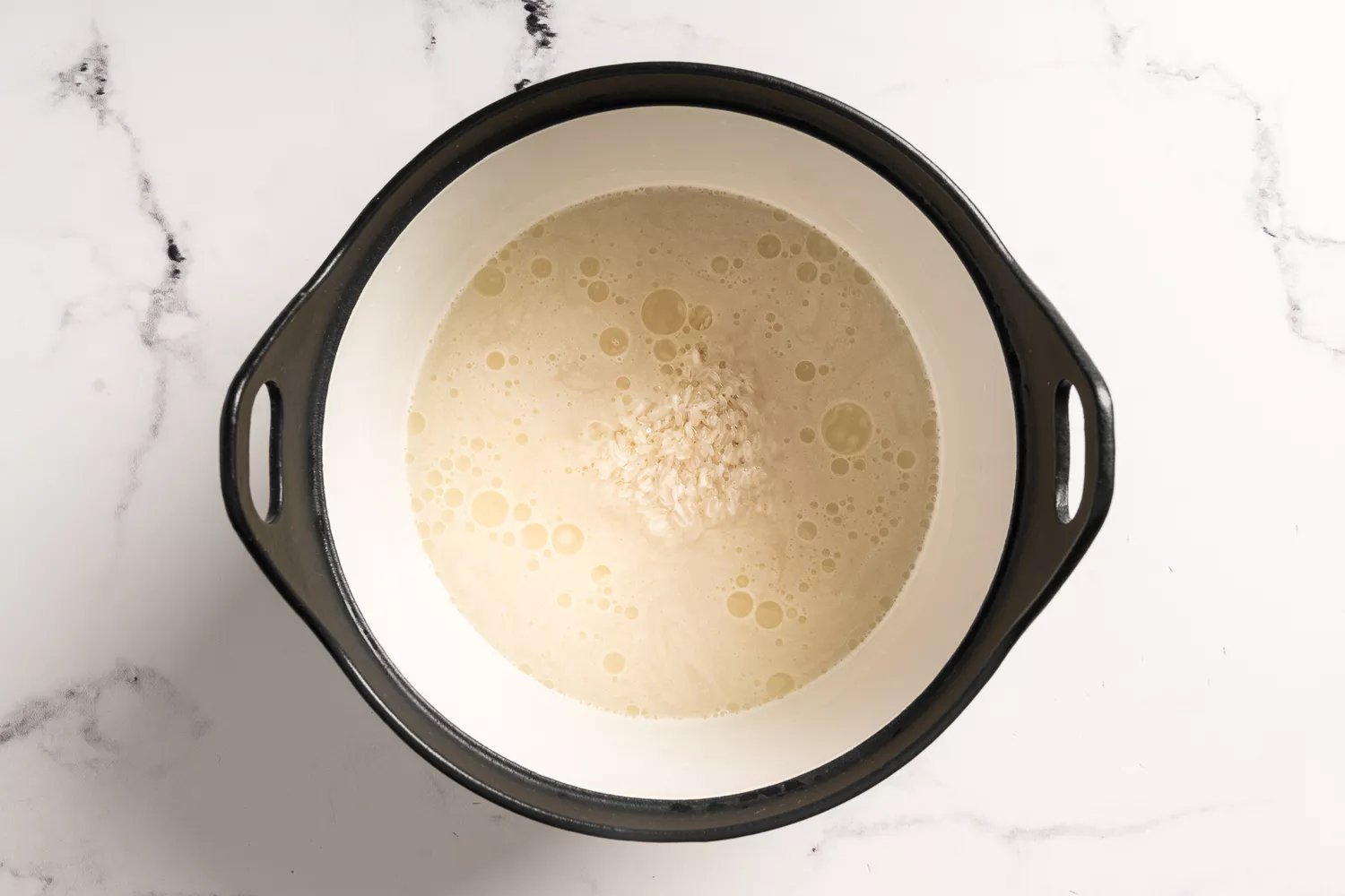 Arroz e água em uma panela