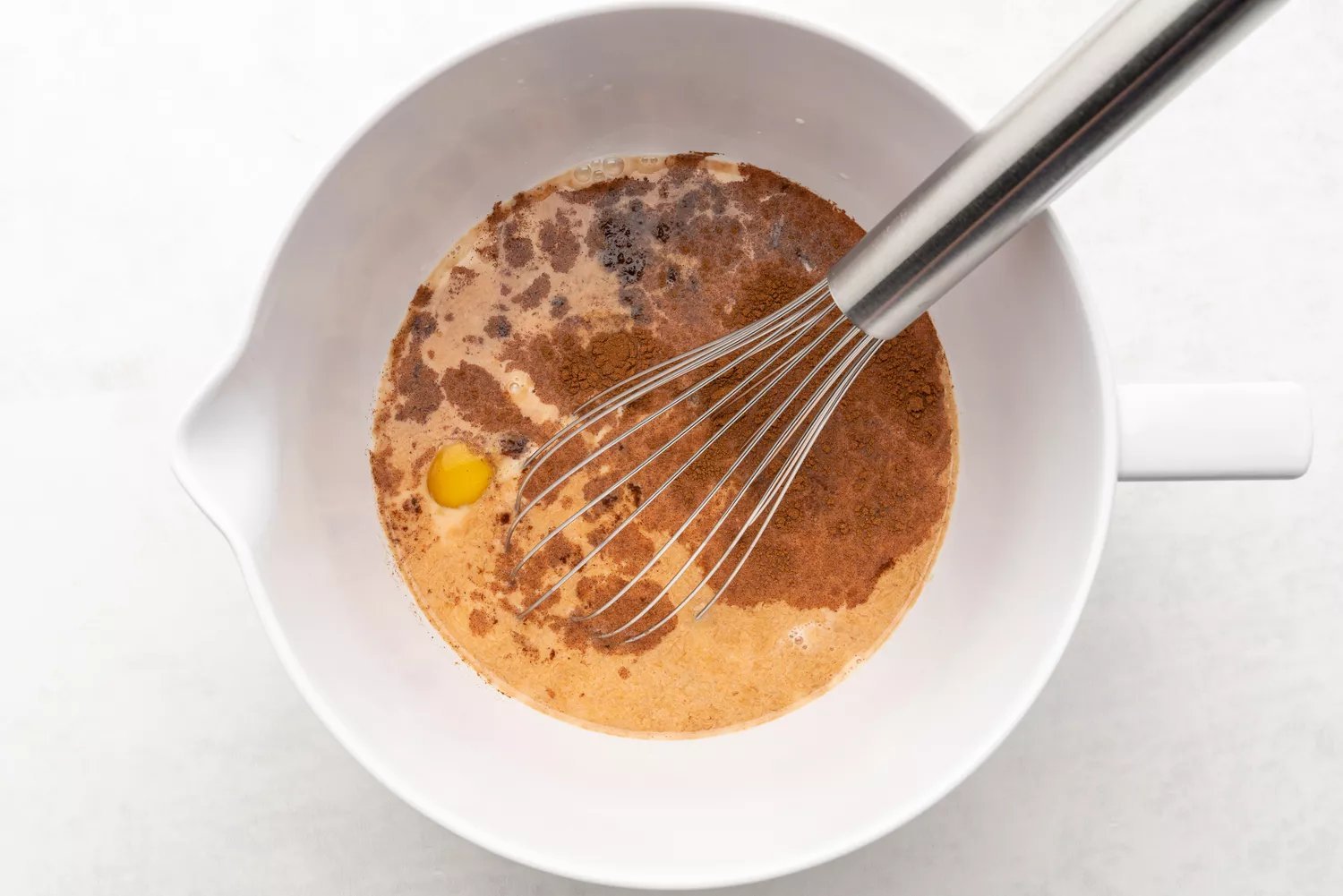 Leite, ovos, açúcar mascavo, extrato de baunilha, canela e sal para torrada francesa na panela de cozimento lento