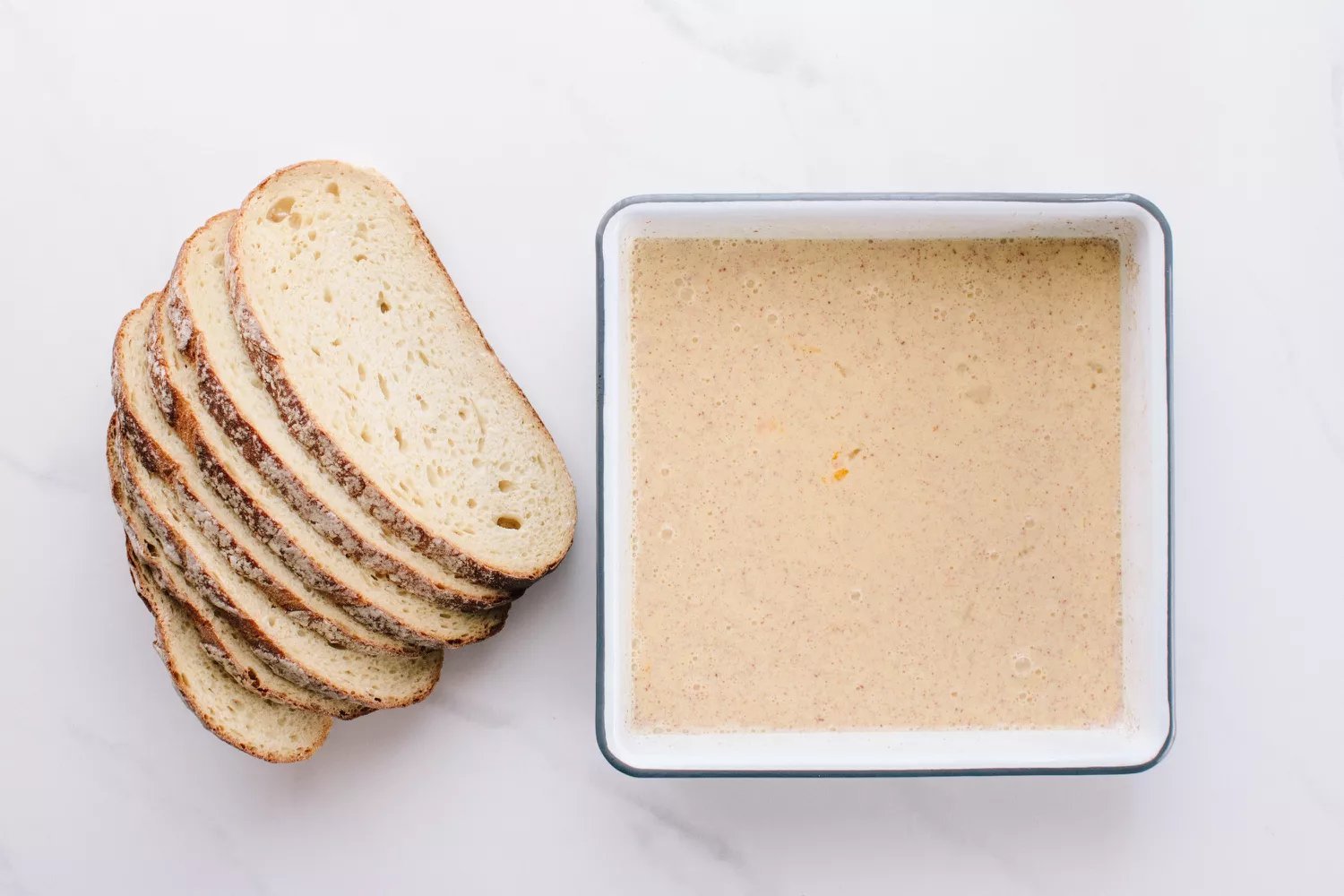 Massa de pão de fermentação natural e torrada francesa em um prato