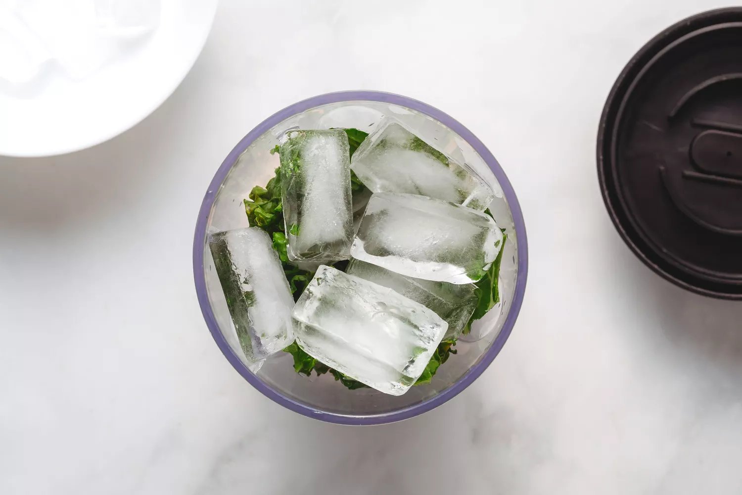 kale, gelo, banana, pera, leite de amêndoa, gengibre, mel, extrato de baunilha e canela moída no liquidificador