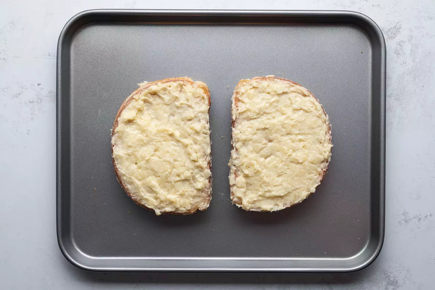 Sanduíches em uma assadeira