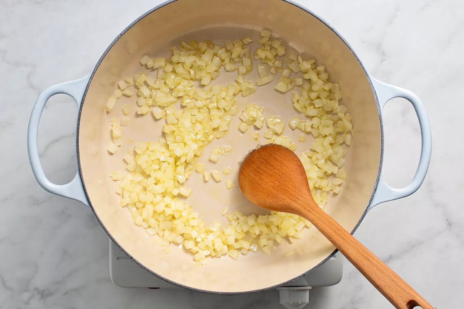 Cebolas cozinhando em uma panela