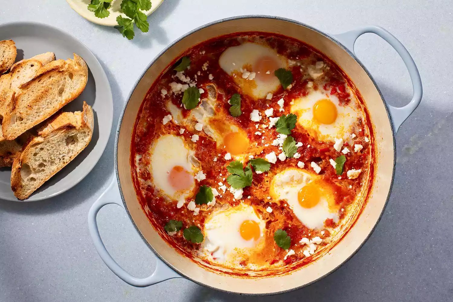 Shakshuka servida com pão torrado