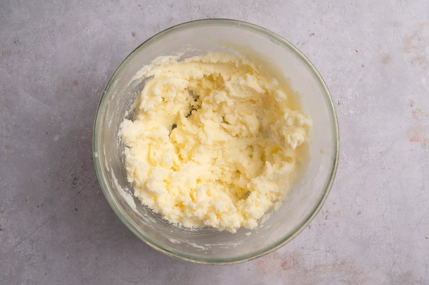 Uma tigela com manteiga e açúcar misturados