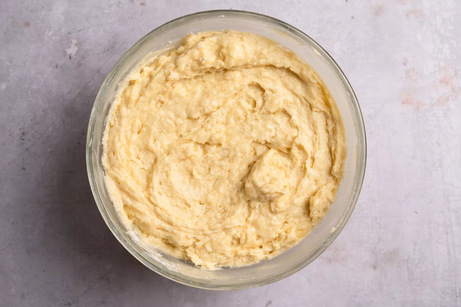 Uma tigela de massa de bolo