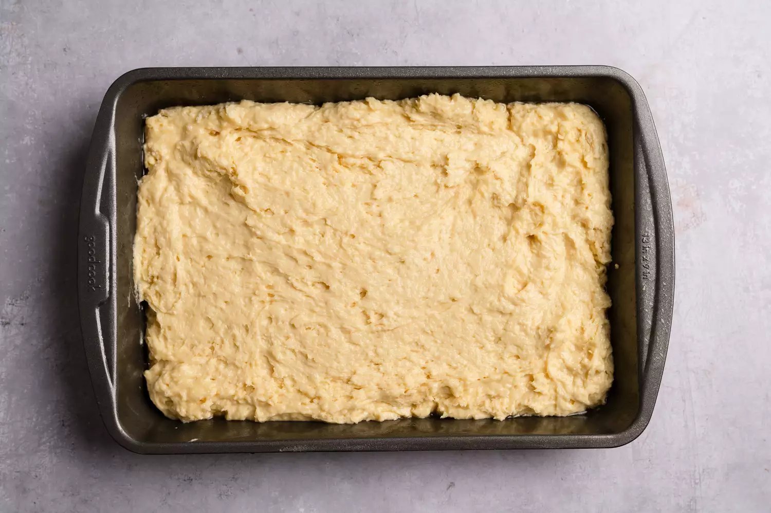 Massa de bolo na forma preparada