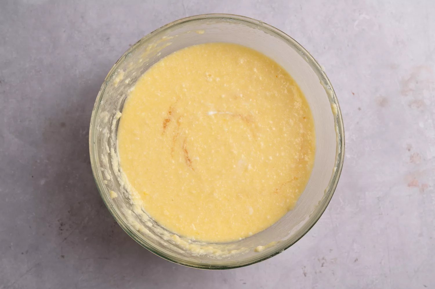 Baunilha, leite e creme azedo adicionados à massa