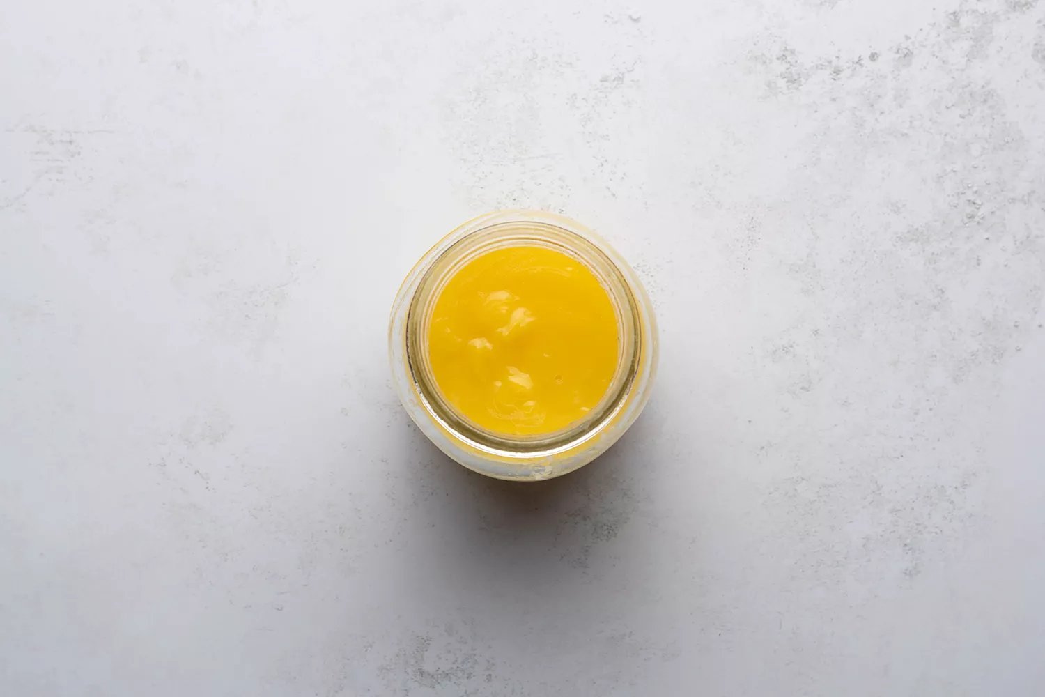 Instant Pot Lemon Curd em um recipiente de vidro 