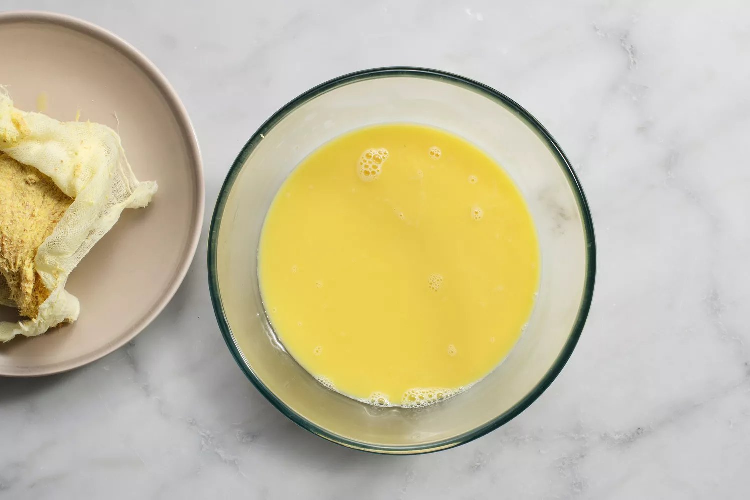 Líquido do shot de gengibre drenado em uma tigela