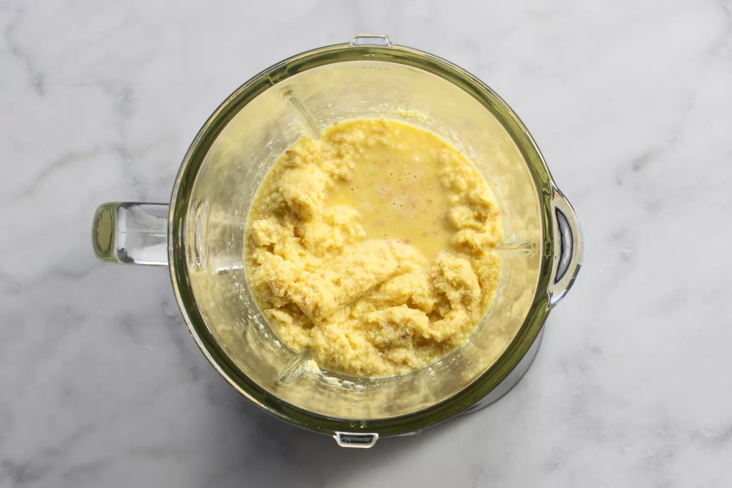 Ingredientes do shot de gengibre misturados a uma polpa fina