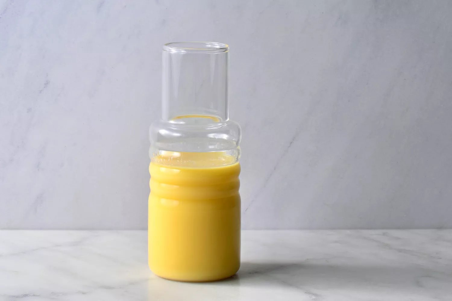 Shot de gengibre acabado drenado em uma jarra