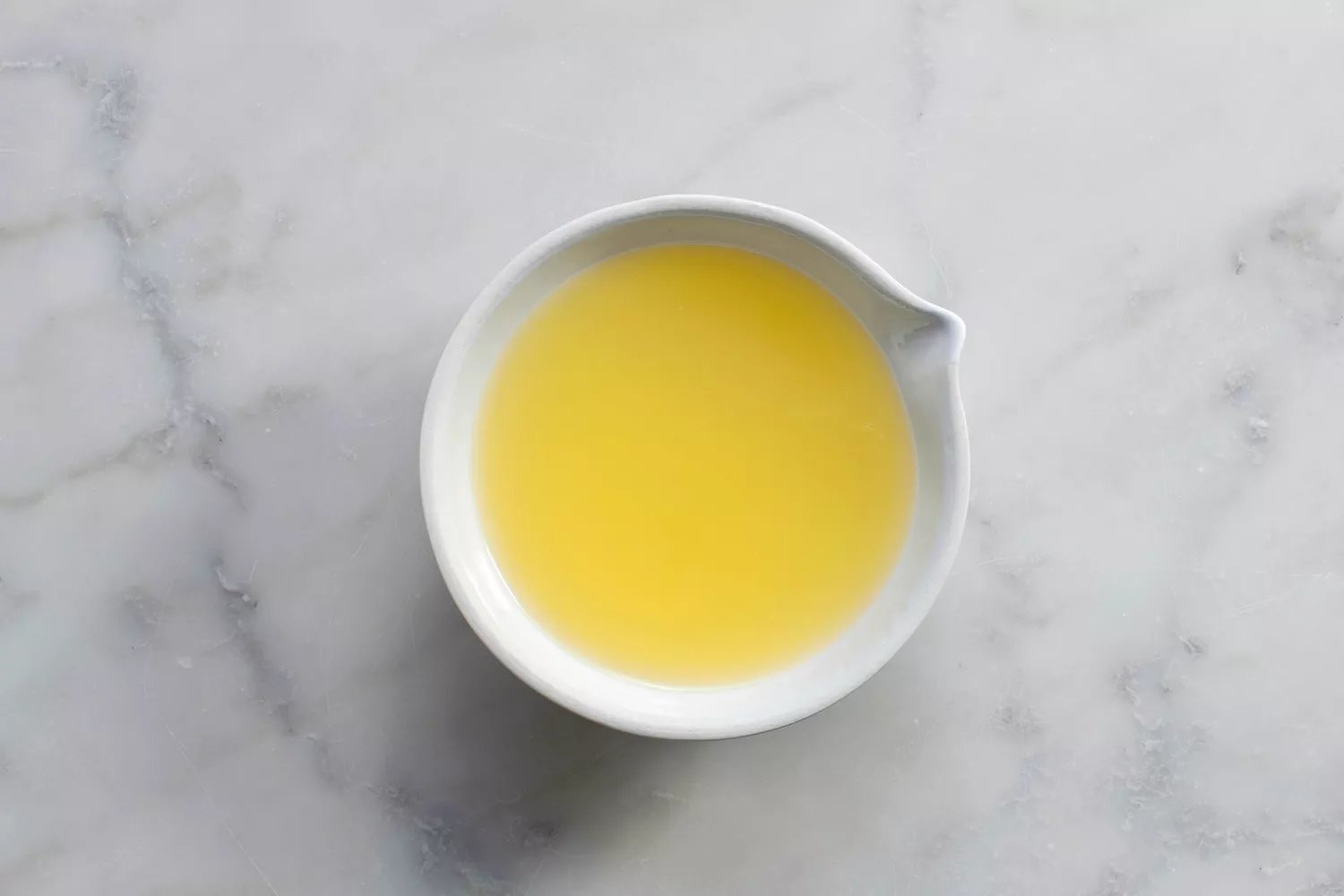 Suco de limão fresco em uma tigela