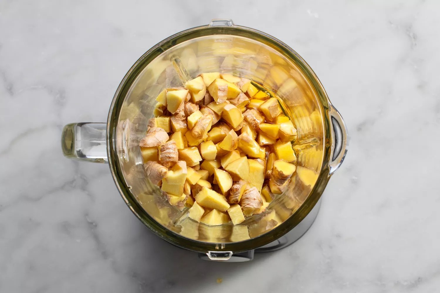 Gengibre, suco de limão, água e mel em um liquidificador