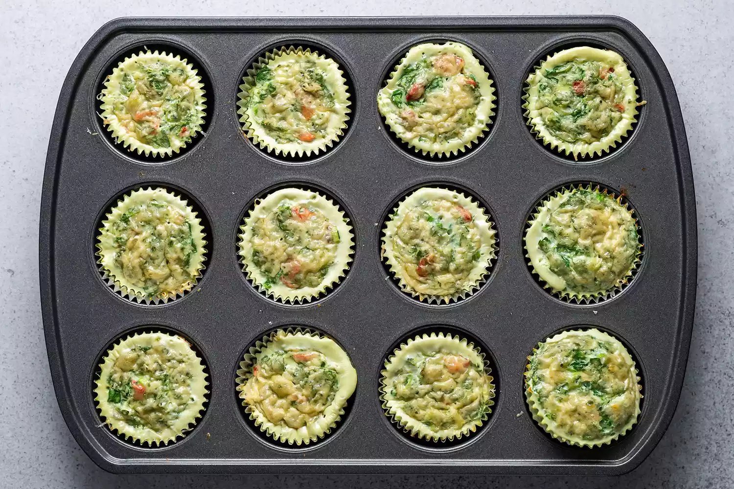Bites de claras de ovo assados em uma forma de muffin
