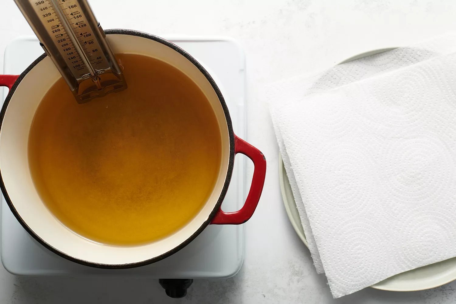 óleo aquecendo em uma panela