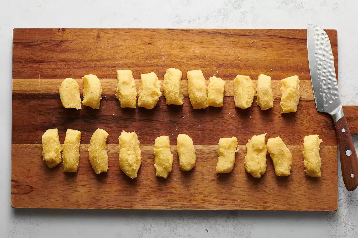 mexendo fubá na água em uma panela