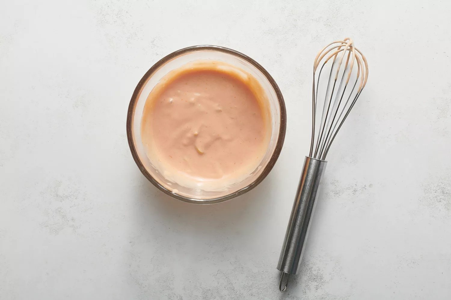 maionese, ketchup e pimentões misturados em uma tigela