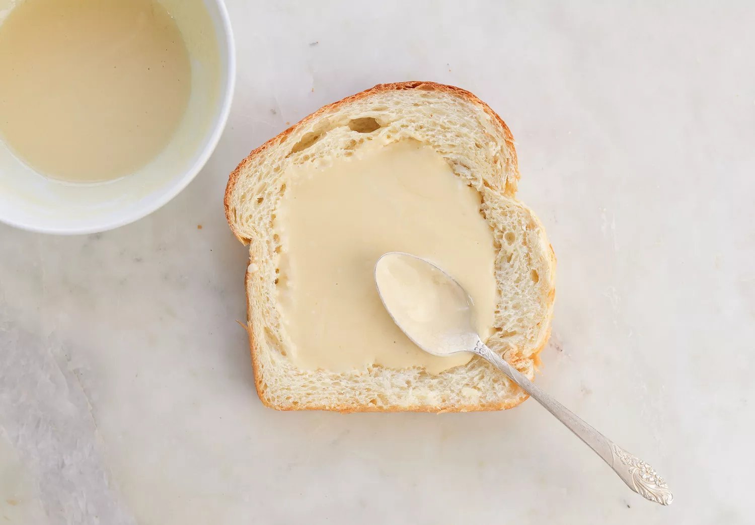 adicionando custard ao buraco do pão