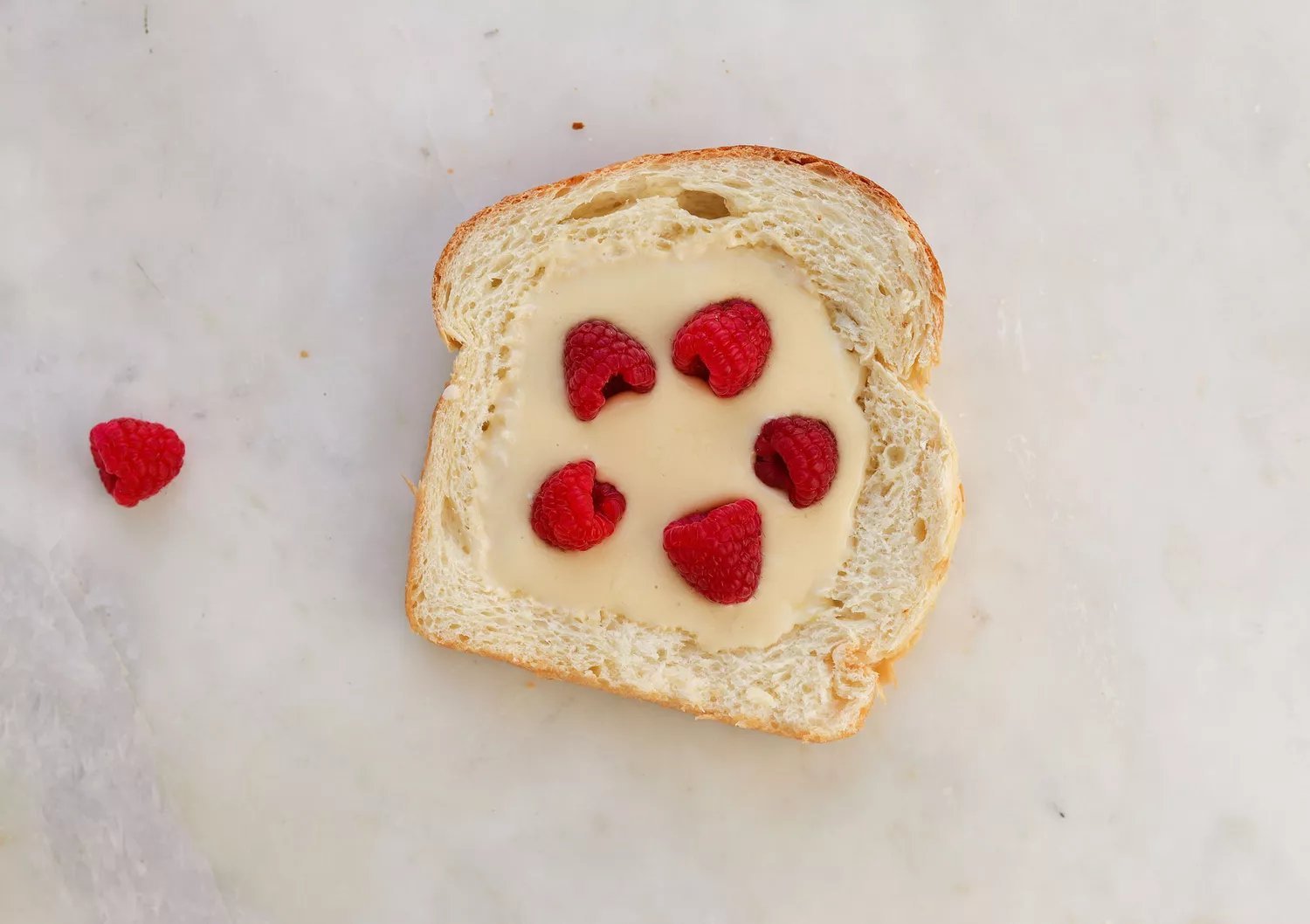 frutas sobre torrada de iogurte