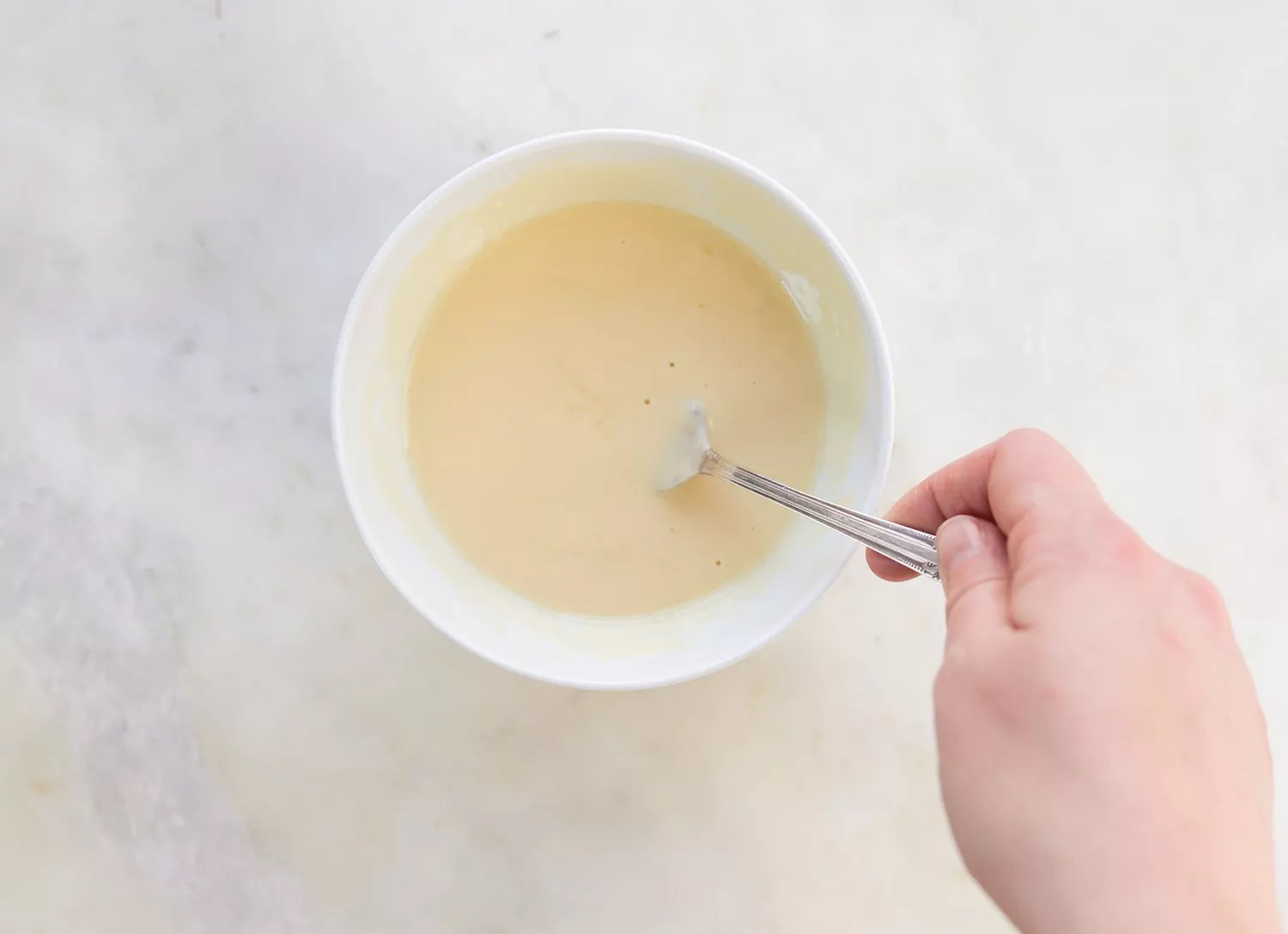 batendo mistura de custard