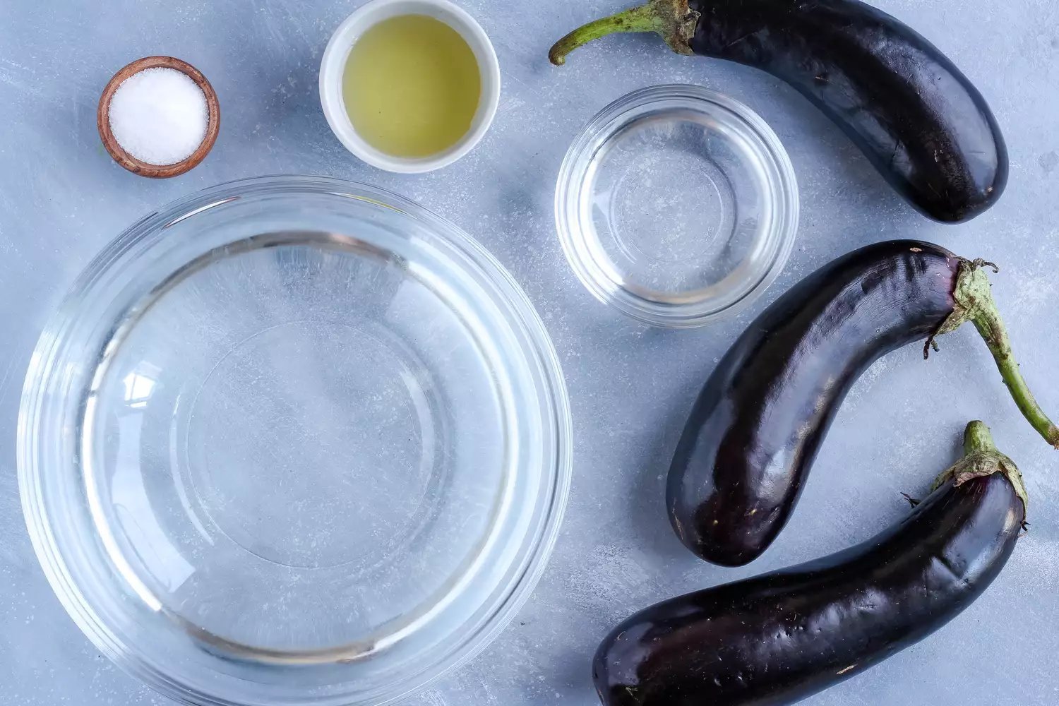 Ingredientes para receita de berinjela grelhada reunidos