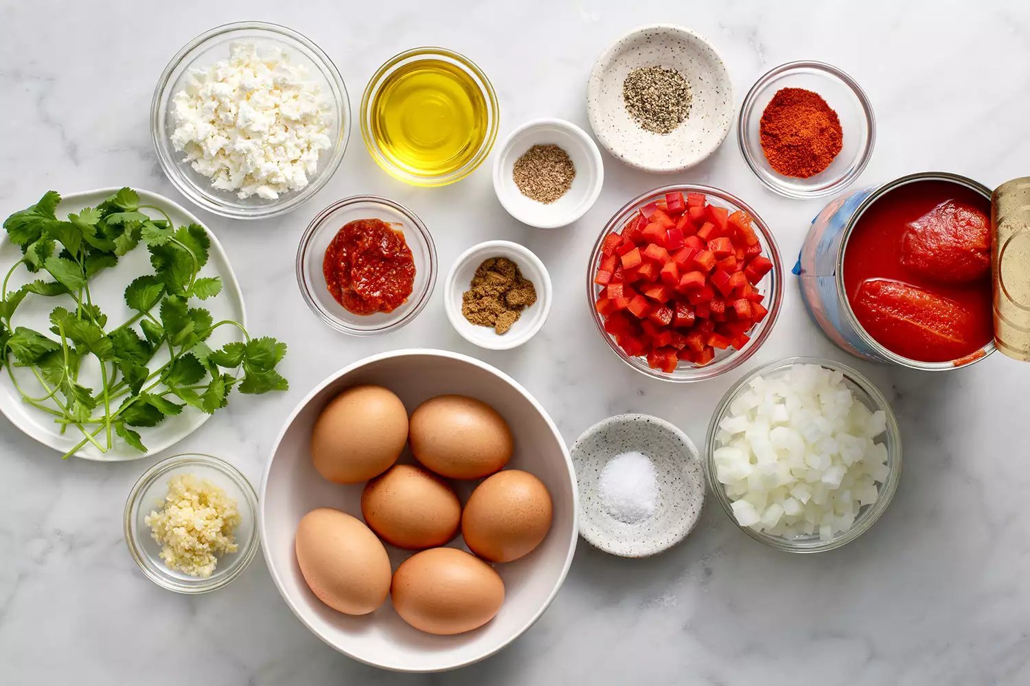 Ingredientes da Shakshuka em tigelas