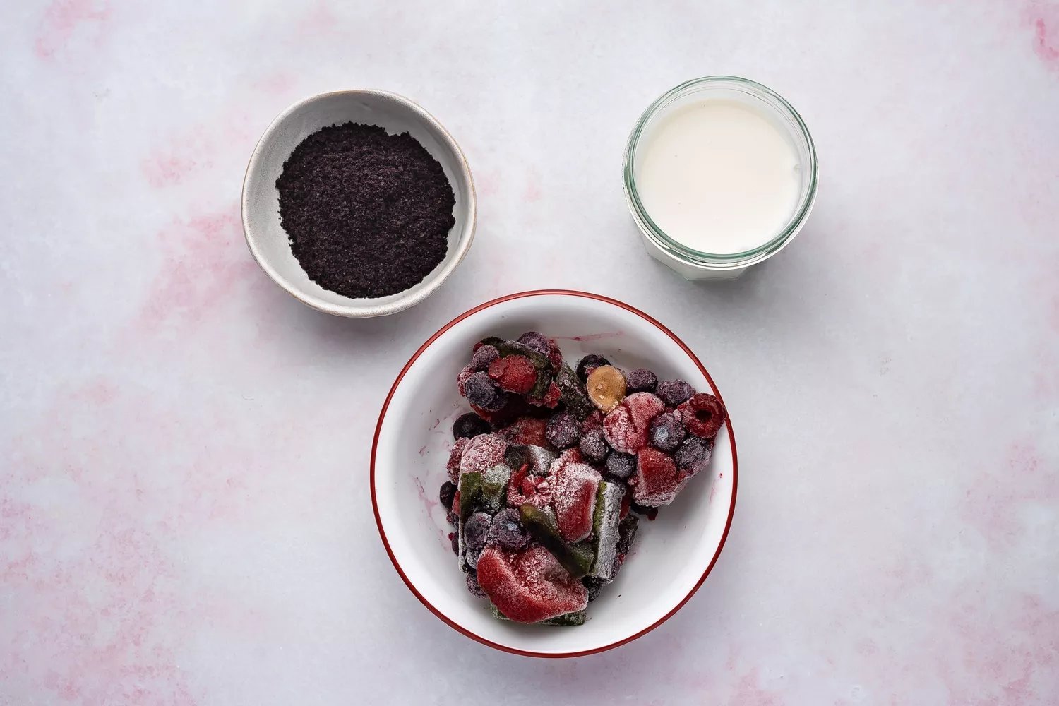 Ingredientes para a receita de smoothie de açaí e frutas vermelhas reunidos