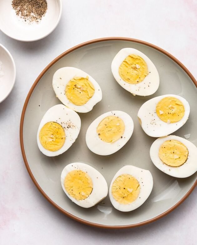 Huevos cocidos en la freidora de aire