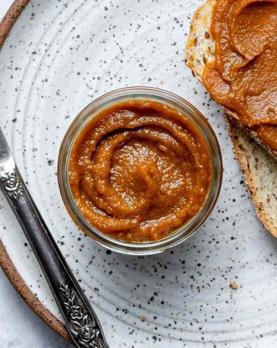 Receita de Manteiga de Abóbora

Ingredientes:
– 2 xícaras de abóbora cozida e amassada
– 1 xícara de açúcar
– 1/2 xícara de água
– 1 colher de sopa de suco de limão
– 1 colher de chá de canela em pó
– 1/2 colher de chá de gengibre em pó
– 1/2 colher de chá de noz-moscada
– 1/4 colher de chá de cravo-da-índia em pó
– 1/4 colher de chá de sal

Instruções:
1. Em uma panela média, combine a abóbora amassada, o açúcar, a água e o suco de limão.
2. Leve ao fogo médio e cozinhe por cerca de 10 minutos, mexendo ocasionalmente.
3. Adicione a canela, o gengibre, a noz-moscada, o cravo-da-índia e o sal.
4. Cozinhe por mais 10-15 minutos, até a mistura engrossar e atingir a consistência desejada.
5. Retire do fogo e deixe esfriar antes de armazenar em potes herméticos.
6. A manteiga de abóbora pode ser usada em torradas, como recheio de bolos ou em diversas receitas. 

Aproveite!