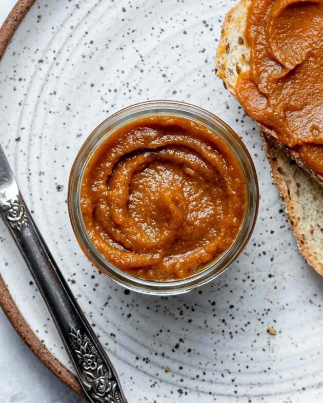 Receita de Manteiga de Abóbora

Ingredientes:
– 2 xícaras de abóbora cozida e amassada
– 1 xícara de açúcar
– 1/2 xícara de água
– 1 colher de sopa de suco de limão
– 1 colher de chá de canela em pó
– 1/2 colher de chá de gengibre em pó
– 1/2 colher de chá de noz-moscada
– 1/4 colher de chá de cravo-da-índia em pó
– 1/4 colher de chá de sal

Instruções:
1. Em uma panela média, combine a abóbora amassada, o açúcar, a água e o suco de limão.
2. Leve ao fogo médio e cozinhe por cerca de 10 minutos, mexendo ocasionalmente.
3. Adicione a canela, o gengibre, a noz-moscada, o cravo-da-índia e o sal.
4. Cozinhe por mais 10-15 minutos, até a mistura engrossar e atingir a consistência desejada.
5. Retire do fogo e deixe esfriar antes de armazenar em potes herméticos.
6. A manteiga de abóbora pode ser usada em torradas, como recheio de bolos ou em diversas receitas. 

Aproveite!